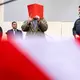 Zu Prozessbeginn reckte er den Zeigefinger hoch – eine unter Muslimen verbreitete religiöse Geste, die aber auch als Erkennungszeichen unter Islamisten gilt. (Archivbild) - Bild: Peter Kneffel/dpa