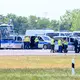 Zahlreiche Einsatzwagen der Polizei sind an der «Nordpiste» des Flughafens Leipzig/Halle im Einsatz. - Bild: Hendrik Schmidt/dpa