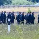 Ob die Beamten vor Ort nach dem zweiten, bisher unbekannten Flugobjekt suchen, blieb zunächst unklar. - Bild: Hendrik Schmidt/dpa