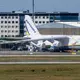Die Drohne wurde laut Informationen aus Sicherheitskreisen in der Nähe einer ukrainischen Antonov-Maschine gefunden. - Bild: Hendrik Schmidt/dpa