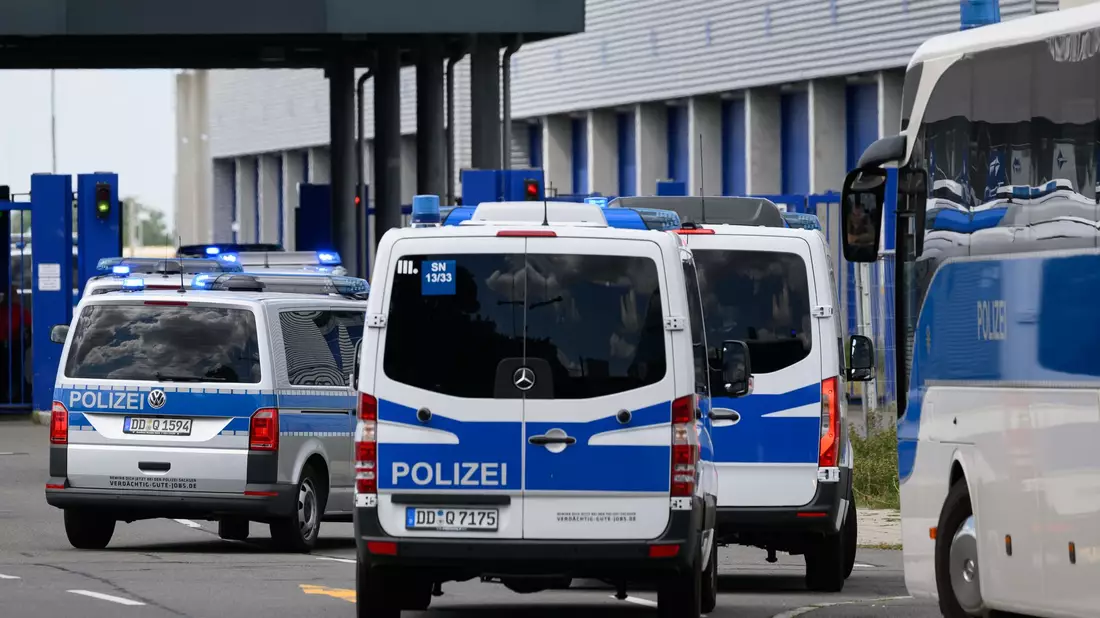 Der Vorfall am Flughafen Leipzig/Halle wirft die Frage nach der Sicherheit in Deutschland neu auf.  - Bild: Hendrik Schmidt/dpa