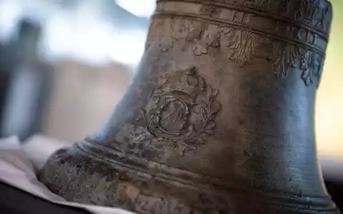 Die Schiffsglocke der 1714 vor der Küste des heutigen Mecklenburg-Vorpommern gesunkenen schwedischen Fregatte «Postillon» gilt als spektakulärer Fund. - Foto: Philip Dulian/dpa