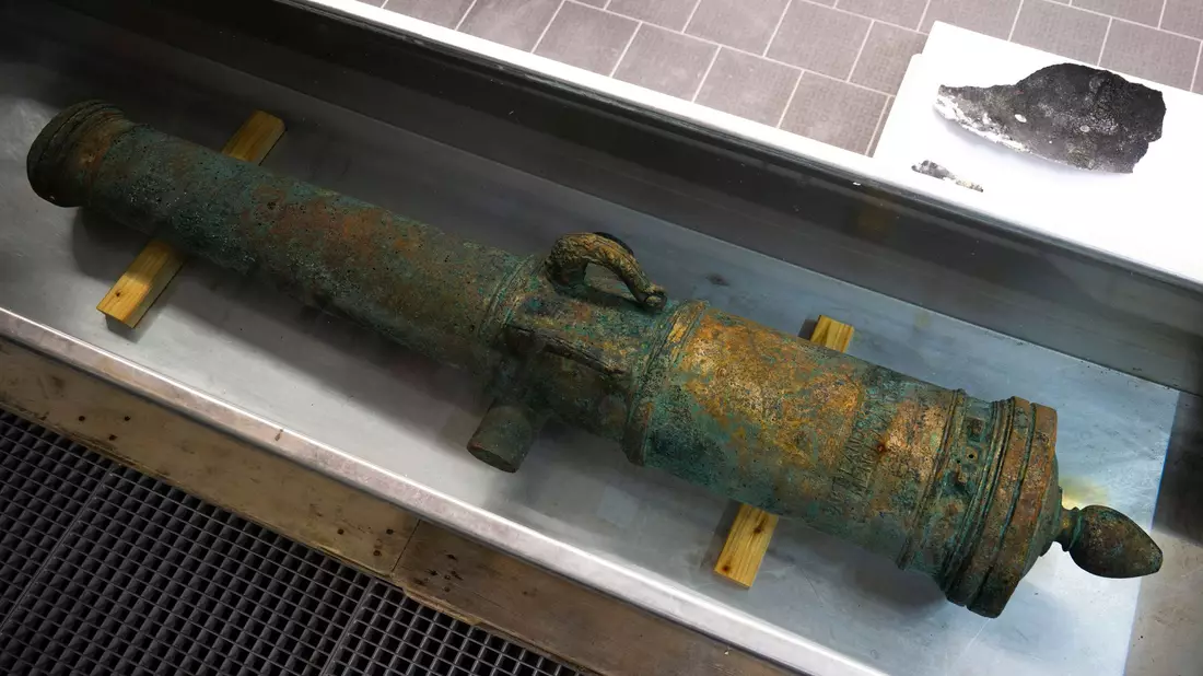 Die Bronze-Kanone von der schwedischen Fregatte war ein Beutestück aus dem Dreißigjährigen Krieg. - Bild: Philip Dulian/dpa
