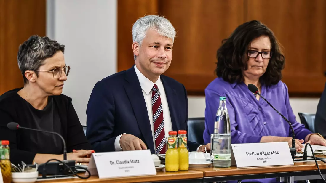 Extremes Niedrigwasser: Wie ist die Lage und was ist zu tun? Darüber hat in Bonn der neue Bundesverkehrsminister Bilger bei einem «Spitzentreffen» mit Wirtschaftsvertretern, Verbänden und Behörden gesprochen. - Bild: Oliver Berg/dpa