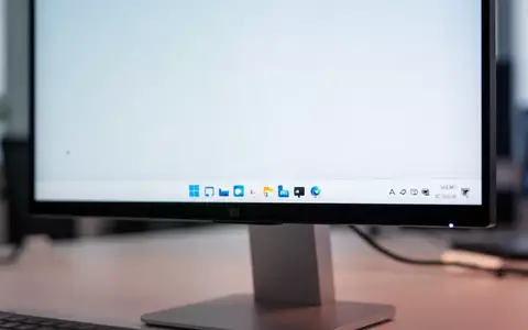 Nahaufnahme einer modernen Windows-11-Desktop-Oberfläche auf einem Monitor, mit Fokus auf Taskleiste und System-UI-Elementen. - Foto: über boerse-global.de