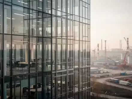 Modernes Bürogebäude in einer europäischen Stadt als Symbol für regionale Wirtschaftsförderung und EU-Strukturpolitik. - Foto: über boerse-global.de