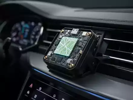 Ein technisches GPS-Ortungsgerät im Armaturenbrett eines Fahrzeugs als Symbol für moderne Diebstahlsicherung. - Foto: über boerse-global.de