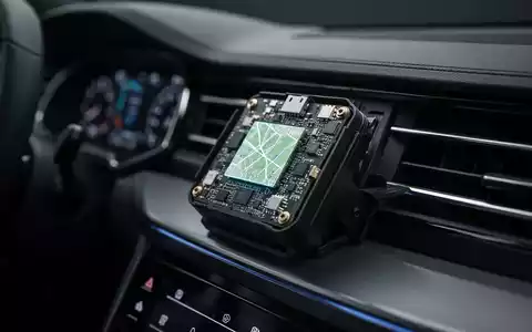 Ein technisches GPS-Ortungsgerät im Armaturenbrett eines Fahrzeugs als Symbol für moderne Diebstahlsicherung. - Foto: über boerse-global.de