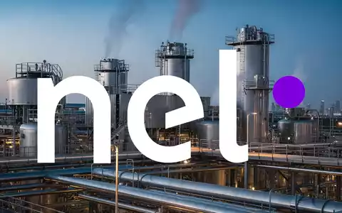 Industrielle Wasserstoffanlage bei Dämmerung als Symbol für den erneuerbaren Energiesektor. - Foto: über boerse-global.de