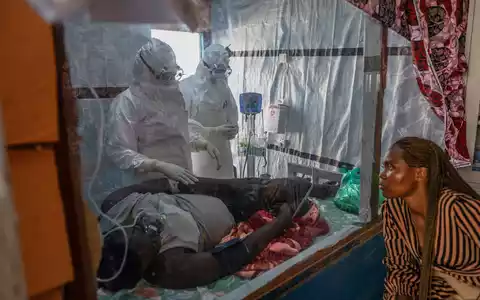 Ein Ebola-Patient wird in einem kongolesischen Behandlungszentrum versorgt. (Archivbild) - Foto: Moses Sawasawa/AP/dpa