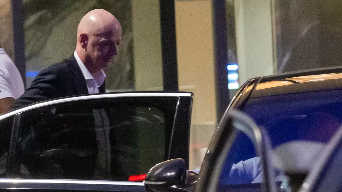 Infantino verlässt das Stadion.  - Bild: STR/AP/dpa