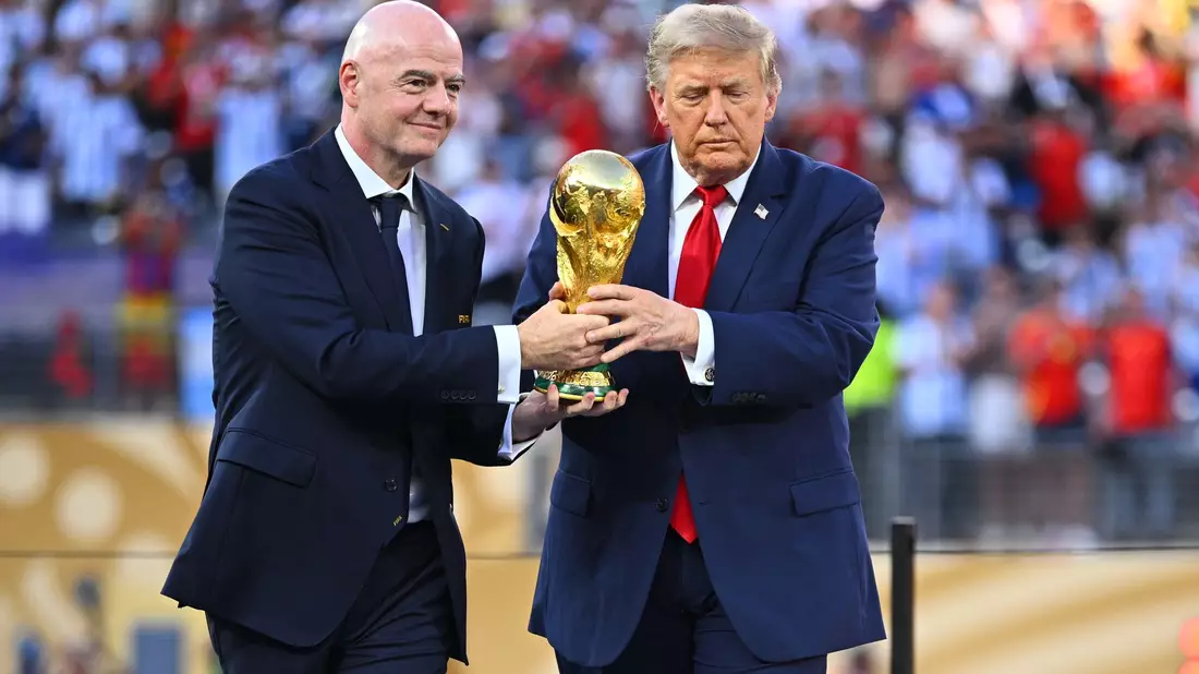 Infantino (l.) und Trump nach dem WM-Finale. (Archivbild) - Bild: Tom Weller/dpa
