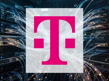 Abstrakte Glasfaserkabel in einer modernen Serverumgebung als Symbol für die Telekommunikationsbranche. - Foto: über boerse-global.de