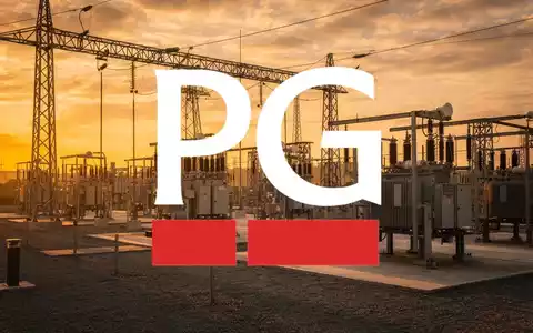 Moderne Hochspannungsinfrastruktur bei Sonnenuntergang als Symbol für Investitionen in Energielösungen. - Foto: über boerse-global.de
