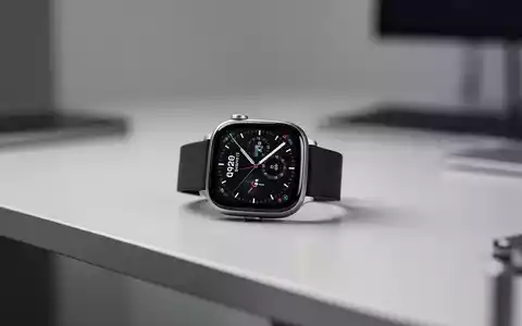 Eine schlanke, minimalistische Smartwatch liegt auf einer sauberen, modernen Schreibtischoberfläche. - Foto: über boerse-global.de