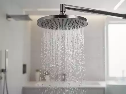 Moderne, wassersparende Duschbrause in einem minimalistischen Badezimmer mit feinem Wasserstrahl. - Foto: über boerse-global.de