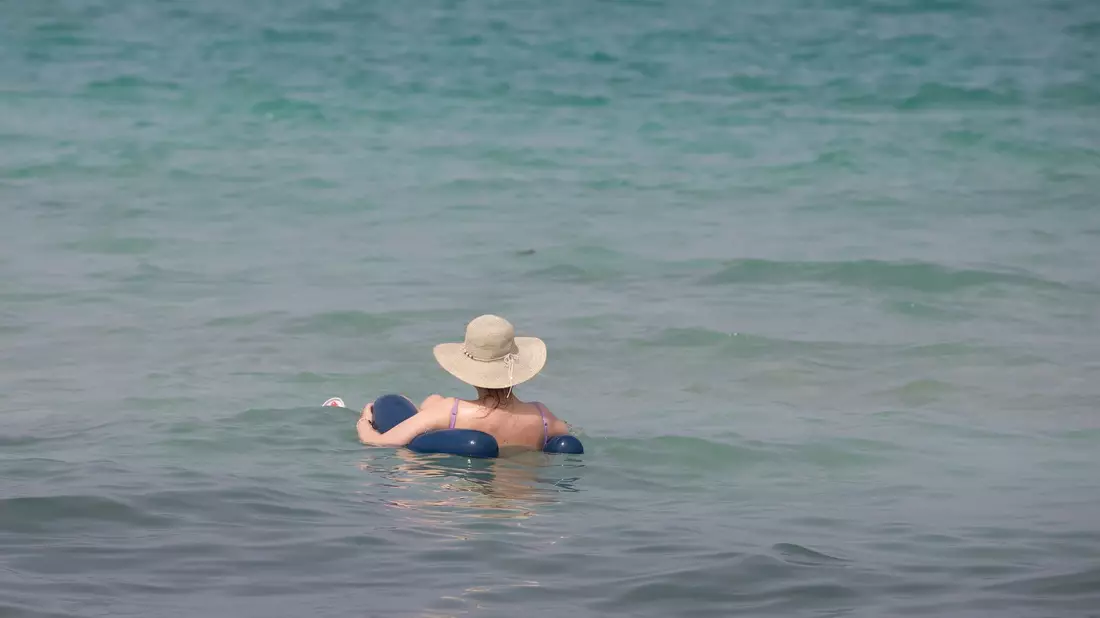 Das Mittelmeer wird immer wärmer und ein Bad bei Wassertemperaturen um die 30 Grad bringt keine Erfrischung mehr. (Archivbild) - Bild: Clara Margais/dpa