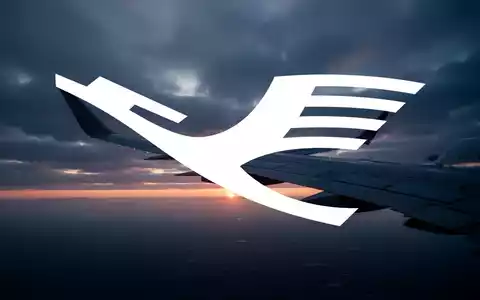Ein modernes Flugzeugflügel-Profil vor einem bewölkten Sonnenaufgang, das die Luftfahrtbranche symbolisiert. - Foto: über boerse-global.de