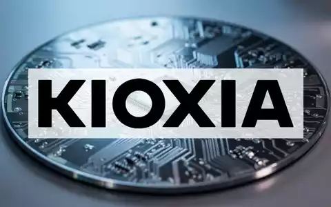 Abstrakte Nahaufnahme eines modernen Halbleiter-Wafers mit komplexen Schaltkreisen in bläulichem Licht. - Foto: über boerse-global.de