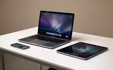 Ein moderner Schreibtisch mit einem MacBook, einem iPhone und einem iPad unter professioneller Beleuchtung. - Foto: über boerse-global.de
