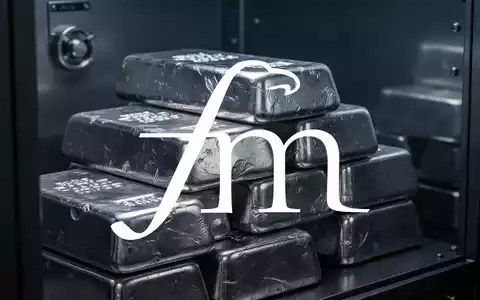 Abstraktes Nahbild von gestapelten Silberbarren in einem Tresor, das den Edelmetallmarkt symbolisiert. - Foto: über boerse-global.de