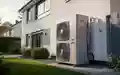 Moderne Wärmepumpe vor einem Wohnhaus als Symbol für effiziente Heiztechnologie und Energiewende. - Foto: über boerse-global.de