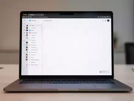 Ein moderner Laptop-Bildschirm mit einem Webbrowser und einer seitlichen Tab-Leiste. - Foto: über boerse-global.de