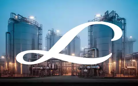 Moderne Industrieanlagen in einer chemischen Produktionsstätte bei Dämmerung, symbolisch für den Industriesektor. - Foto: über boerse-global.de