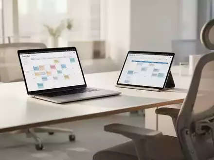 Moderner, heller Büroarbeitsplatz mit Laptop und digitalem Wochenplaner auf einem Schreibtisch. - Foto: über boerse-global.de