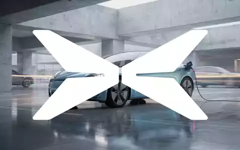 Modernes Elektroauto an einer Ladestation in einem futuristischen Parkhaus. - Foto: über boerse-global.de