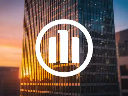 Moderne Glasfassade eines Bürogebäudes bei Sonnenuntergang als Symbol für die Versicherungsbranche - Foto: über boerse-global.de