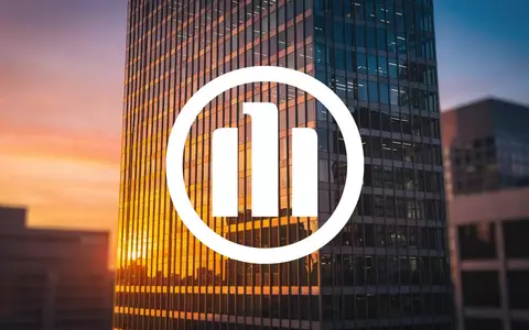 Moderne Glasfassade eines Bürogebäudes bei Sonnenuntergang als Symbol für die Versicherungsbranche - Foto: über boerse-global.de
