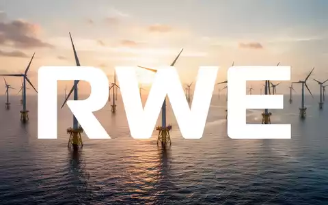 Moderne Offshore-Windkraftanlagen im Meer bei Sonnenuntergang als Symbol für Energieinvestitionen. - Foto: über boerse-global.de