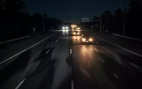Dunkle Autobahn bei Nacht mit verschwommenen Scheinwerfern, die eine bedrohliche Atmosphäre im Kontext von Kriminalität vermittelt. - Foto: über boerse-global.de