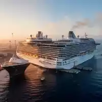 Ein großes Kreuzfahrtschiff im Hafen, das bei Sonnenuntergang Abgase ausstößt. - Foto: über boerse-global.de