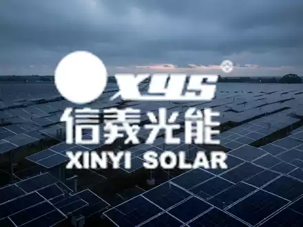 Weitläufiger Solarpark unter einem düsteren, bewölkten Himmel als Symbol für den volatilen Markt der erneuerbaren Energien. - Foto: über boerse-global.de