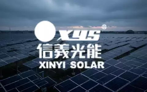 Weitläufiger Solarpark unter einem düsteren, bewölkten Himmel als Symbol für den volatilen Markt der erneuerbaren Energien. - Foto: über boerse-global.de