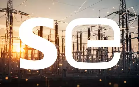 Moderne Hochspannungsinfrastruktur in der Abenddämmerung als Symbol für den Energiesektor - Foto: über boerse-global.de