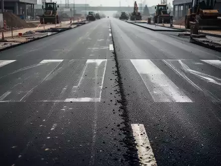 Nahaufnahme einer frisch asphaltierten Straße auf einer Baustelle bei Tageslicht. - Foto: über boerse-global.de