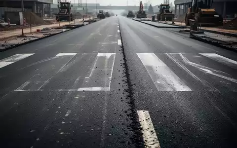 Nahaufnahme einer frisch asphaltierten Straße auf einer Baustelle bei Tageslicht. - Foto: über boerse-global.de