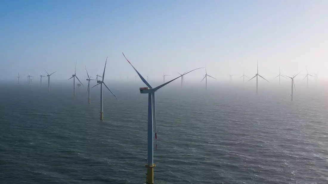 Windkraftanlagen sind ein Teil des Geschäfts von RWE. (Archivbild) - Bild: Christian Charisius/dpa