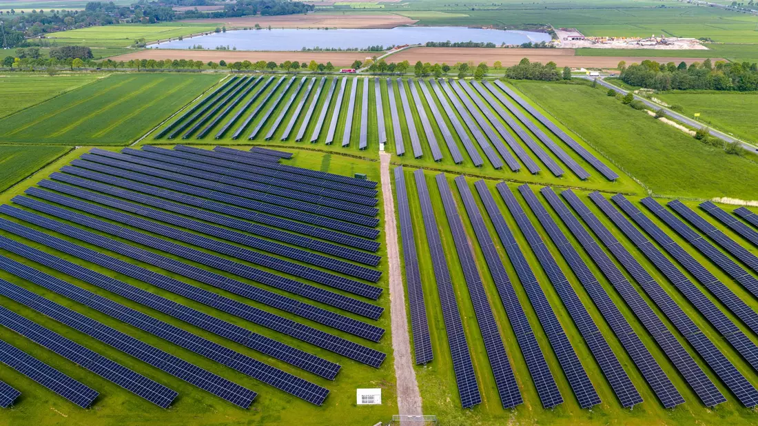 Die Grünen erwarten, dass der Ausbau von Erneuerbaren und Speichern die Energiepreise drückt. (Archivbild) - Bild: Sina Schuldt/dpa