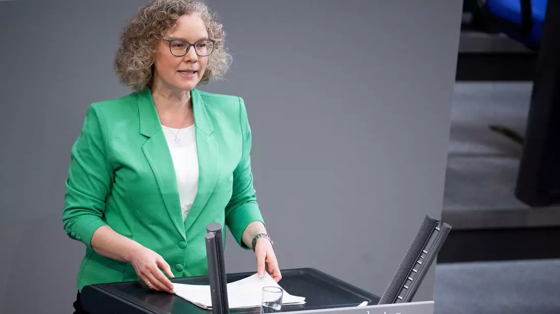 Grünen-Fraktionsvize Julia Verlinden kritisiert Wirtschaftsministerin Reiche. (Archivbild) - Bild: Sebastian Gollnow/dpa