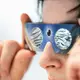 Wer die totale Sonnenfinsternis in Spanien am kommenden Mittwoch beobachten will, muss unbedingt eine dafür zertifizierte Spezialbrille aufsetzen. Anderenfalls drohen irreparable Augenschäden.  - Bild: Marijan Murat/dpa