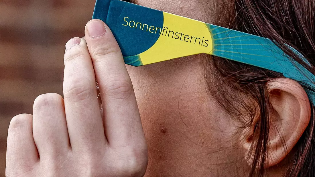 Spezielle Sonnenbrillen für die Beobachtung einer Sonnenfinsternis sind für wenige Euro zu haben. - Bild: Axel Heimken/dpa/dpa-tmn