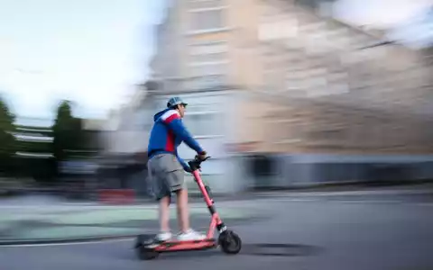 Die Zahl der E-Scooter-Unfälle ist stark gestiegen. Betroffen sind laut Fachleute vor allem Jugendliche und junge Erwachsene. (Archivbild) - Foto: Christian Charisius/dpa