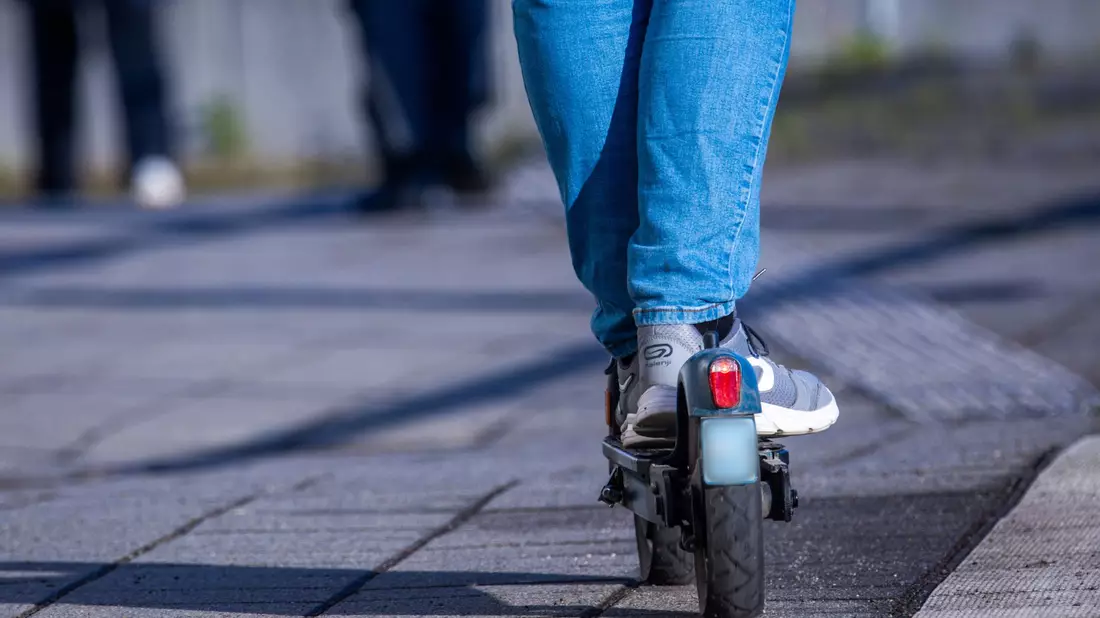 Die Fahrbahn falsch benutzen oder verbotenerweise auf dem Gehweg fahren - das birgt laut einer Expertin das größte Unfallrisiko bei der Fahrt mit einem E-Scooter. (Archivbild) - Bild: Jens Büttner/dpa