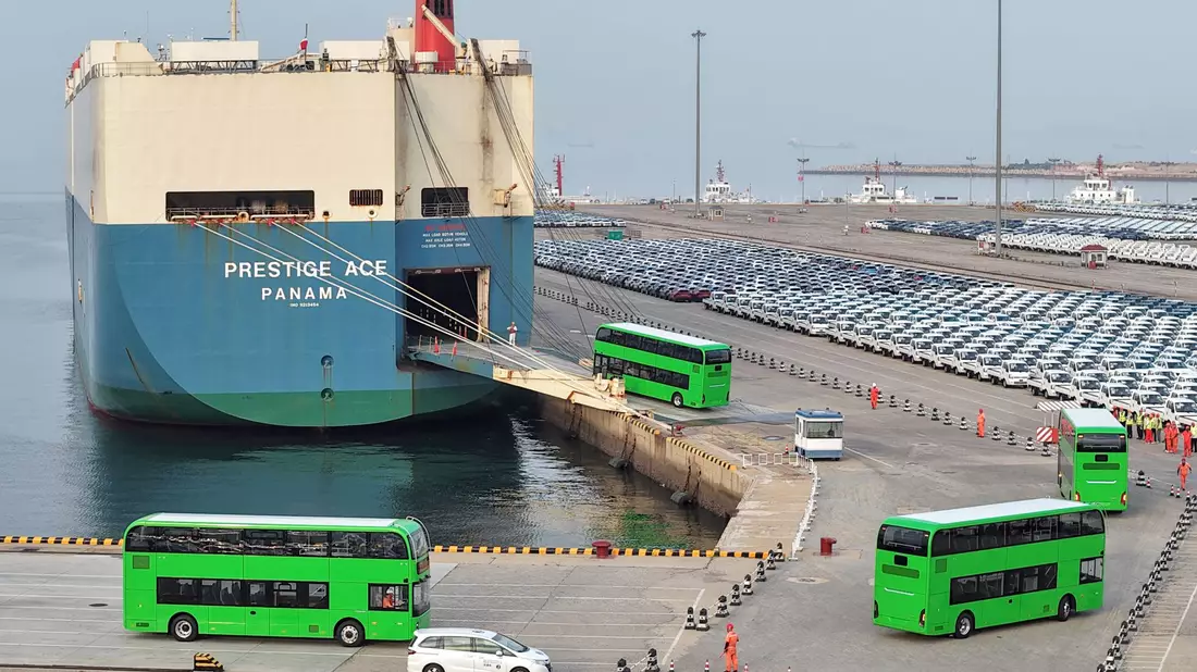 Im Hafen der chinesischen Stadt Yantai werden elektrische Doppeldeckerbusse für den Export verschifft. (Archivbild) - Bild: Tang Ke/XinHua/dpa