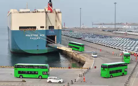 Im Hafen der chinesischen Stadt Yantai werden elektrische Doppeldeckerbusse für den Export verschifft. (Archivbild) - Foto: Tang Ke/XinHua/dpa