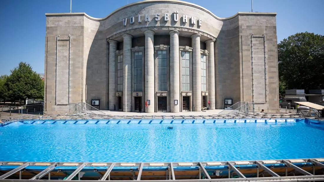 Vor der Volksbühne steht nun ein temporärer Pool. (Archivbild) - Bild: Sebastian Christoph Gollnow/dpa